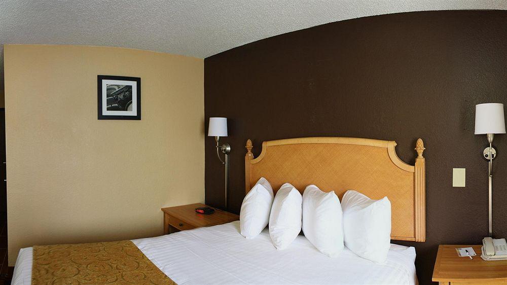 Quality Inn Hall Of Fame Кантон Экстерьер фото