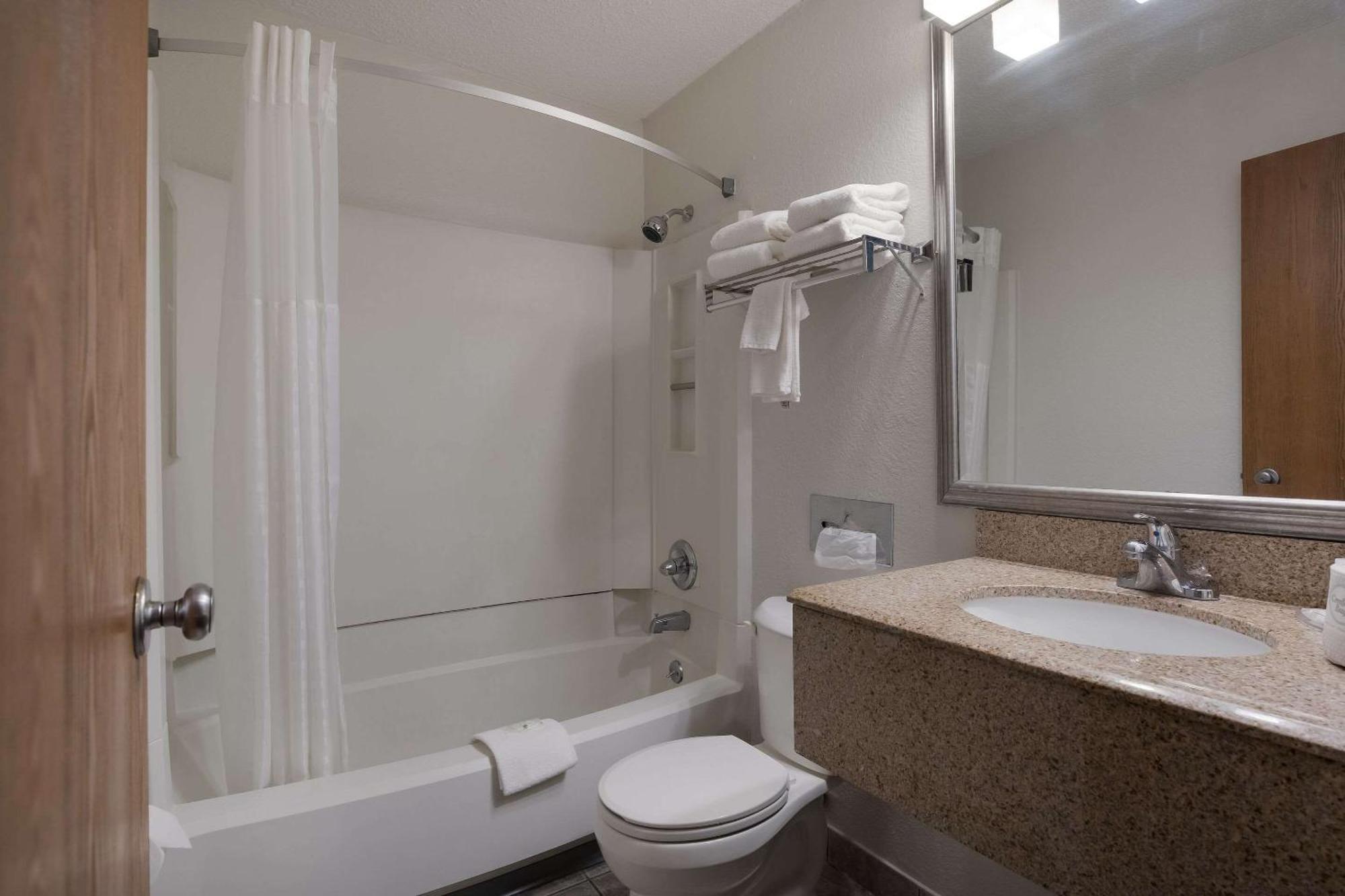 Quality Inn Hall Of Fame Кантон Экстерьер фото