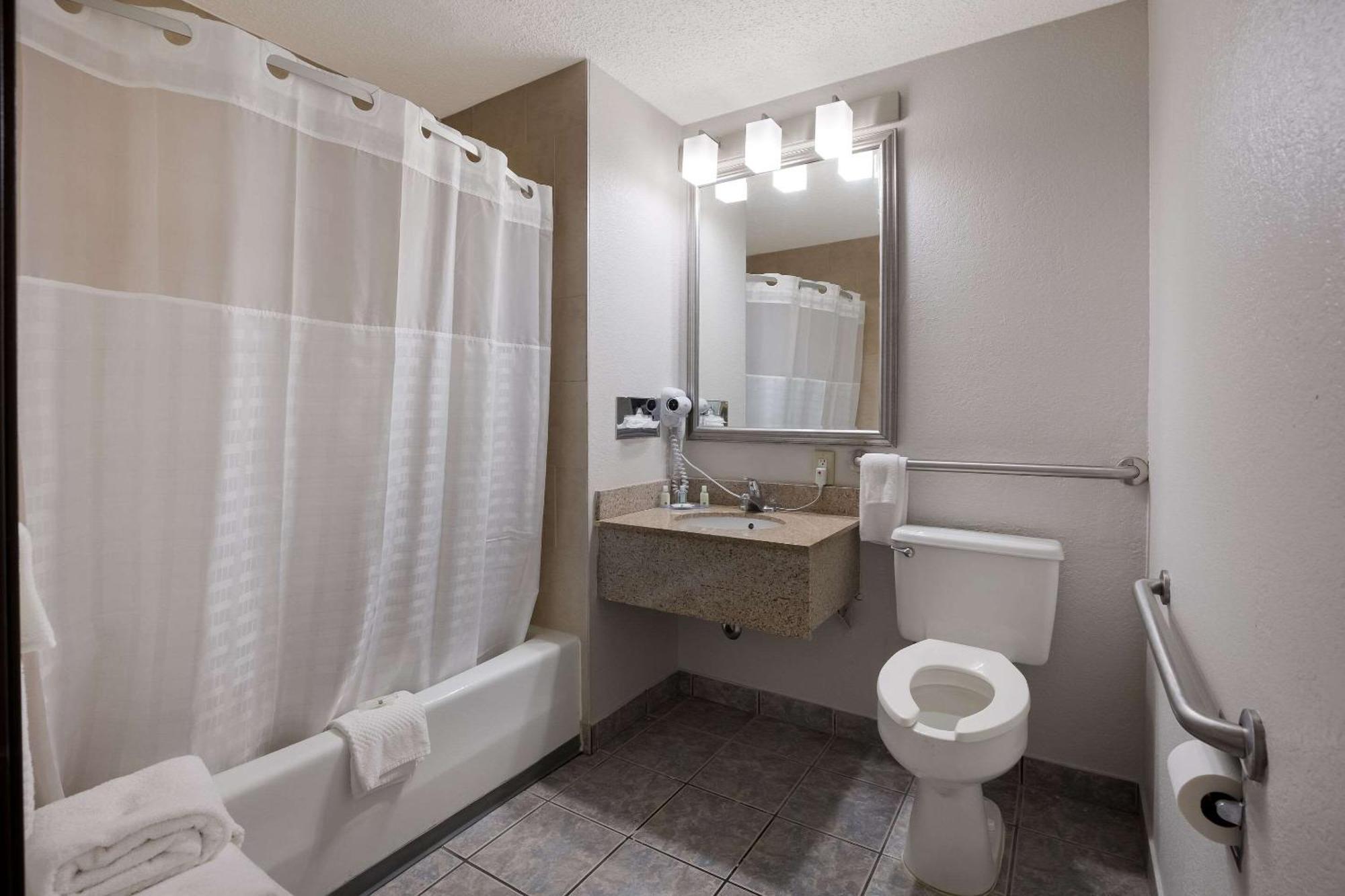 Quality Inn Hall Of Fame Кантон Экстерьер фото